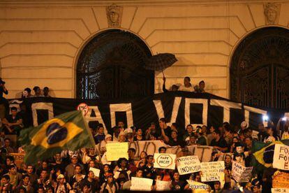 Manifestantes protestan este lunes 24 de junio de 2013 en Río de Janeiro.