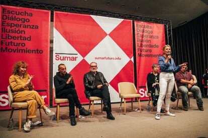 Yolanda Díaz interviene durante el acto del movimiento 'Sumar' en A Coruña este viernes. 