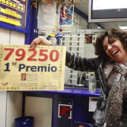 Elena, la propietaria de la administración de lotería de Madrid que ha repartido el premio Gordo