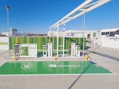 La hidrogenera de Iberdrola, en la Zona Franca de Barcelona, abastece de esta energía limpia a los autobuses de TMB (Transportes Metropolitanos de Barcelona).