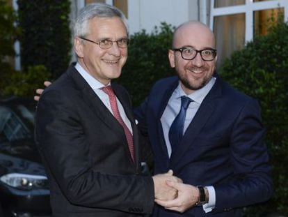 Kris Peeters (izq.) y Charles Michel tras pactar el Gobierno belga.