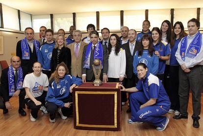 Las jugadoras del Halcón Avenida Salamanca posan junto con el Secretario de Estado para el Deporte, Albert Soler.