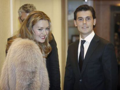 Marta Ortega, heredera del 'imperio' Inditex e hija de Amancio Ortega, y Sergio Álvarez Moya, a su entrada ayer al Hotel Finisterre de A Coruña.