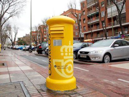 Buz&oacute;n de correos reci&eacute;n pintado en una calle de Madrid. 