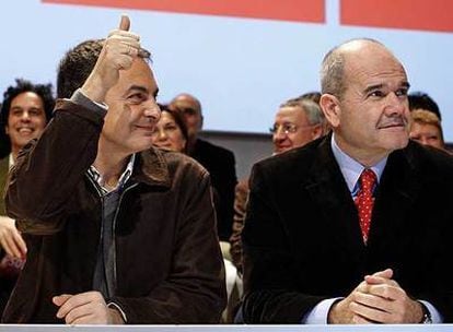 José Luis Rodríguez Zapatero y Manuel Chaves, en la conferencia política socialista celebrada ayer en Madrid.