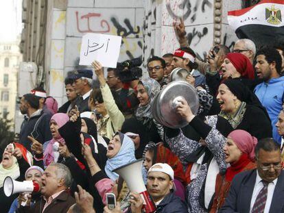Ciudadanos protestan contra el Gobierno en El Cairo.