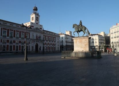 La Puerta del Sol de Madrid, vacía el 14 de marzo de 2020, cuando se decretó el primer estado de alarma por la pandemia.