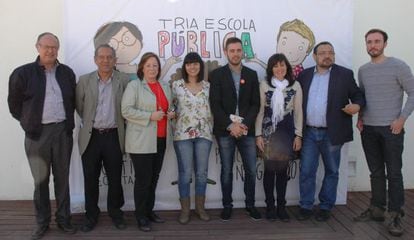 Candidatos de diferentes fuerzas pol&iacute;ticas junto a Eva Grimaltos con el cartel de la campa&ntilde;a al fondo.