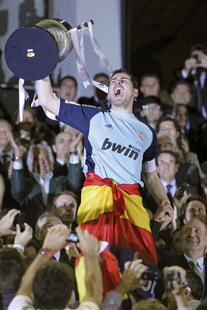 Iker Casillas levanta la Copa del Rey. Es la primera vez para él. El Madrid vuelve a ganar un trofeo después de casi tres años.