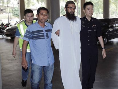 El ciudadano danés Salah Salem Saleh Sulaimanescoltado por la Policía en Kuala Lumpur este lunes.