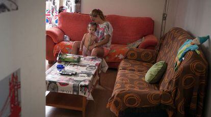 Eli y su hija viven en el único bloque ocupado por la PAH en Barcelona.