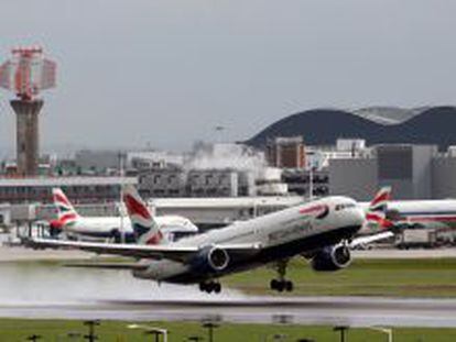 Un avi&oacute;n de British Airways despega del aeropuerto de Heathrow.