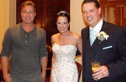 Brad Pitt apareció en la boda de Abi y Daniel Lingwood en septiembre de 2013. El banquete se celebró en un hotel de Buckinghamshire (Inglaterra), donde se alojaba el actor. La novia pensó que su recién estrenado esposo le estaba gastando una broma cuando le dijo que había visto al actor de 'Malditos Bastardos', pero cuando se dio cuenta de que era verdad, no pudo dejar pasar la oportunidad de sacarse una foto junto a él.