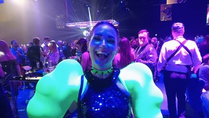 La fiesta del Eurovisión 2023 organizada el sábado en Liverpool iba más allá del escenario del M&S Bank Arena. La asistente a uno de los eventos paralelos al festival luce el sábado noche la característica indumentaria verde del musculado representante de Finlandia, Käärijä, favorito en el televoto.