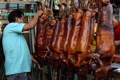 Un treballador col·loca porcs a Manila. Els garrins se solen servir al sopar d'Any Nou a Filipines.