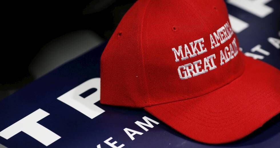 La gorra roja con el lema de Donald Trump, Make America Great Again, durante la campaña electoral estadounidense.