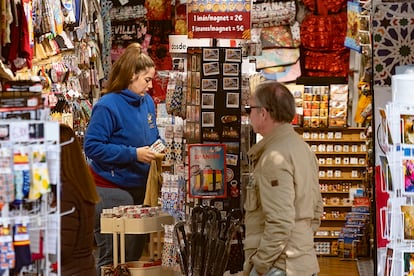Una dependienta de un comercio tienda de Souvenirs de recordatorios en Sevilla.