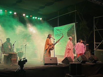 El artista Numoucounda Cissokho, durante su actuación en el festival Back to the Roots celebrado en Saint Louis, Senegal.