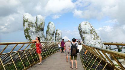 Turistas visitan los montes de Ba Na, en el centro de Vietnam, en 2022.