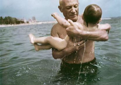 El pintor Pablo Picasso juega en el agua con su hijo, Claude en Vallauris, Francia (1948)