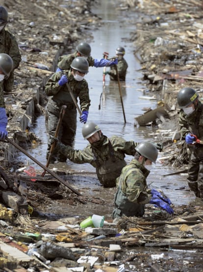 Soldados japoneses buscan cadáveres de las víctimas del terremoto y del tsunami en Shichigahama, al noreste del país.
