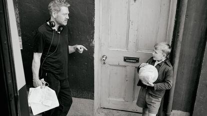 A la izquierda, el director Kenneth Branagh y el actor Jude Hill durante el rodaje de 'Belfast'.