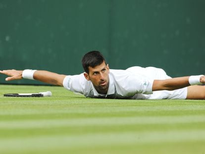 Novak Djokovic celebra un punto ante Jannik Sinner en los cuartos de final de Wimbledon.
