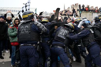 La policía antidisturbios francesa hace retroceder a los manifestantes mientras estallan los enfrentamientos durante una manifestación en el segundo día de huelgas y protestas en todo el país por la reforma de pensiones propuesta por el gobierno, en Nantes, este martes.