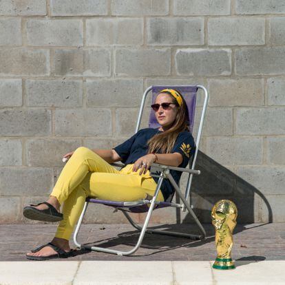 La artesana Eliana Pantano, creaadora de la réplica del trofeo del la copa del mundo de fútbol.
