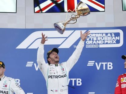 Lewis Hamilton (en el centro) lanza el trofeo flanqueado con junto a Valtteri Bottas (a la izquierda) y Charles Leclerc.