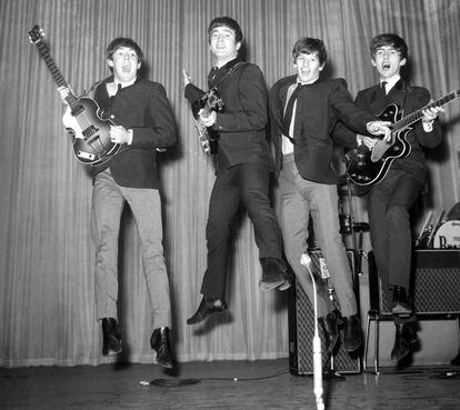 Paul McCartney, John Lennon, Ringo Starr y George Harrison, en 1963, en una de las divertidas y sorprendetes fotografías que protagonizaban entonces.