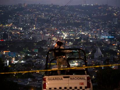 Un elemento de la Guardia Nacional custodia el perímetro de la escena de un asesinato, en Tijuana (México) el 18 de agosto de 2022.
