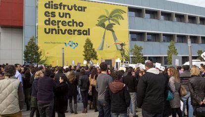 Trabajadores de Orizonia a las puertas de la sede de Palma