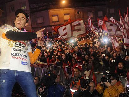 Marc Márquez, rodeado de aficionados en Cervera.