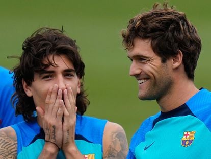 Héctor Bellerín y Marcos Alonso, nuevos defensas del Barcelona, durante una sesión de entrenamiento este viernes.