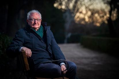 El profesor jubilado de la Universidad del País Vasco Luis Lizasoain posa en el parque del Retiro de Madrid.