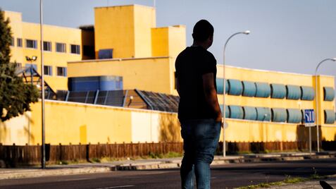 Un inmigrante que pasó por el centro de internamiento de extranjeros (CIE) de Aluche posa frente a su fachada.