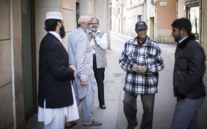 Fieles de la mezquita Minhaj ul Quran, en el barrio del Raval de Barcelona