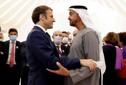El presidente francés, Emmanuel Macron, saluda al príncipe heredero de Abu Dabí Mohamed bin Zayed al Nahyan
