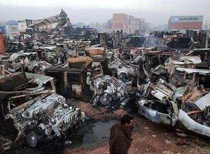 Vehículos y contenedores de la OTAN atacados por los talibanes el pasado día 8 en Peshawar.