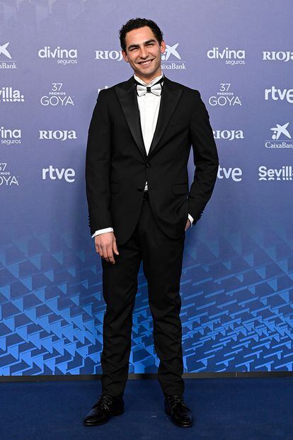 El actor Ricard Balada, con traje clásico y pajarita bicolor de Damat-Tween.