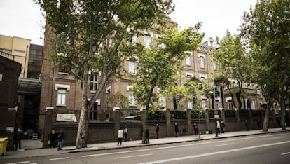 Ciudadanos hacen cola para recoger comida, en Madrid, en abril.