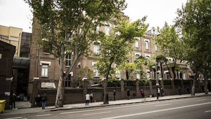 Ciudadanos hacen cola para recoger comida, en Madrid, en abril.