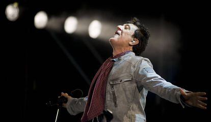 Manolo García durante su concierto de anoche en el Fórum de Barcelona.