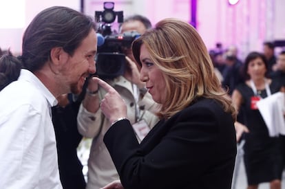 La presidenta de la Junta de Andalucía, Susana Díaz, conversa con Pablo Iglesias, líder de Podemos.