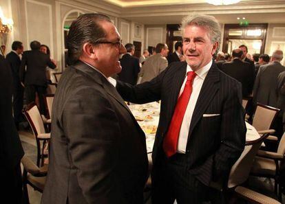 Enrique García Candelas, director general de Banco Santander, charla con Manuel Teruel, presidente del Consejo Superior de Cámaras de Comercio.