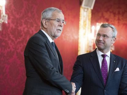 El presidente austriaco, Alexander van der Bellen (i), saluda a Norbert Hofer, nuevo líder del partido ultraderechista FPÖ, este lunes en Viena.