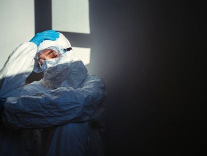 Una doctora hace una pausa, agotada, en un hospital de Serbia