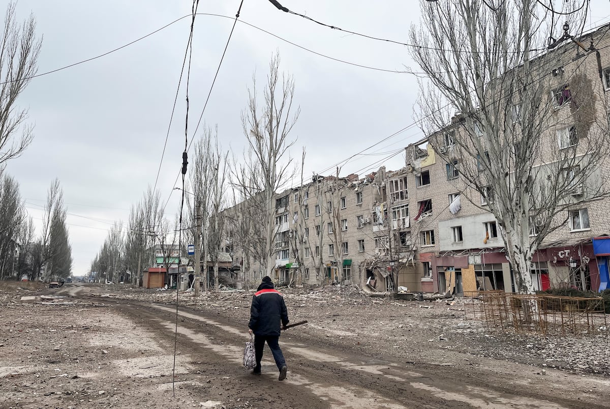 Zelensky ordenó reforzar la defensa de Bajmut, la localidad del este de Ucrania casi cercada por Rusia |  Internacional