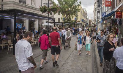 Turistas paseando por Main Street, la arteria principal de Gibraltar.
